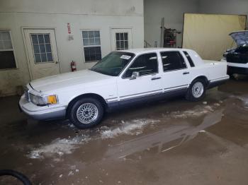  Salvage Lincoln Towncar