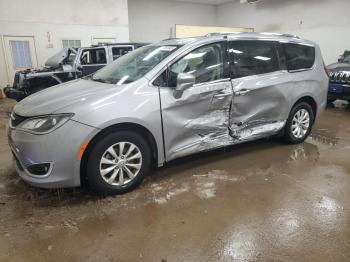  Salvage Chrysler Pacifica