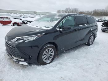  Salvage Toyota Sienna