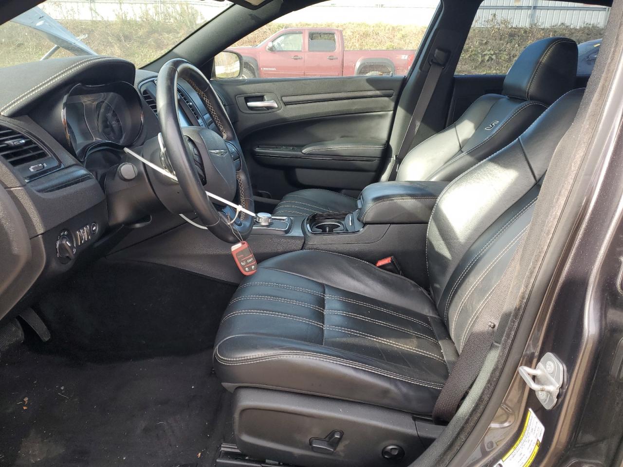 Chrysler 300 S Image 11