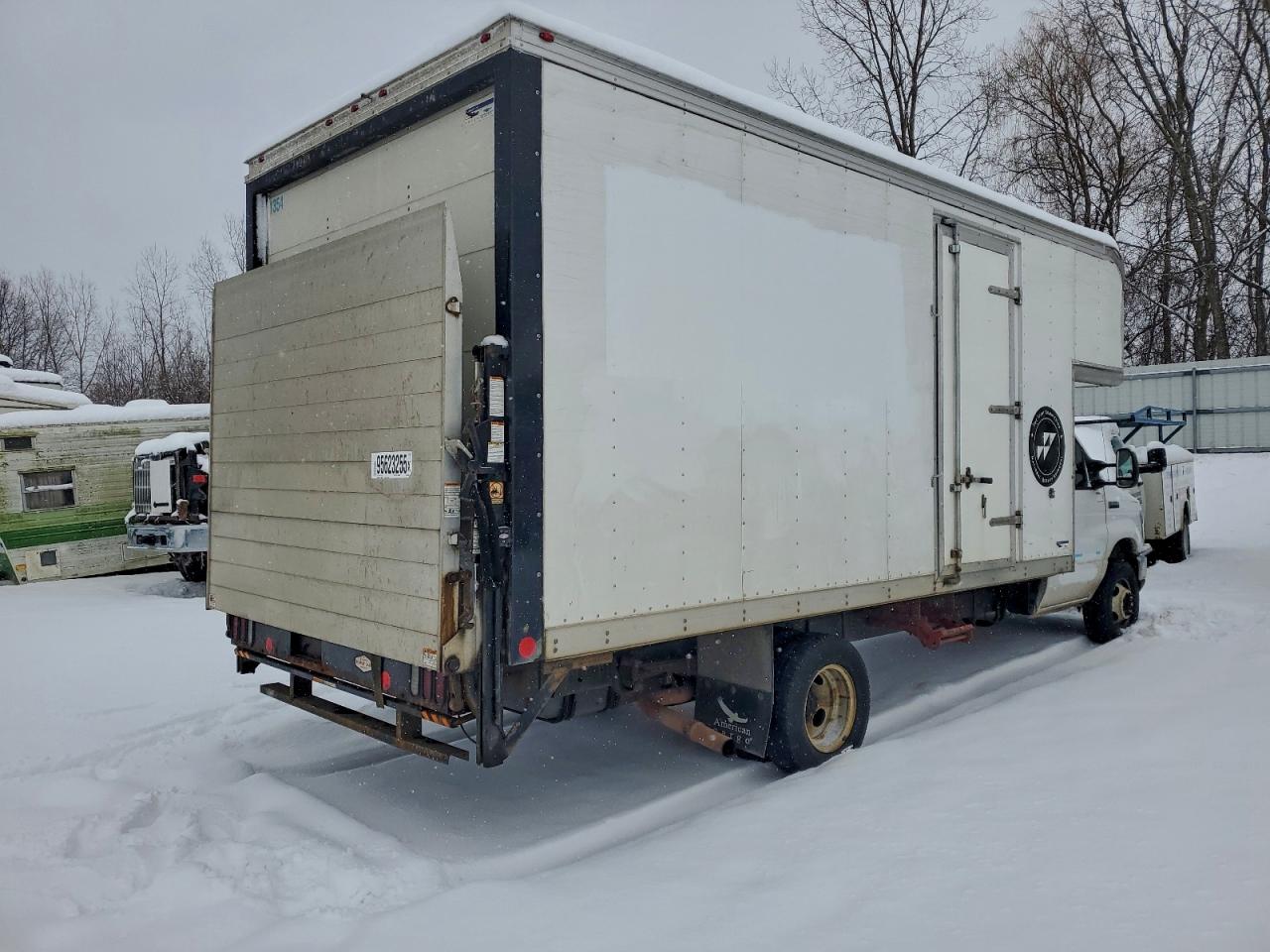 Ford E-450 E450 Super Duty Cutaway Van Image 6