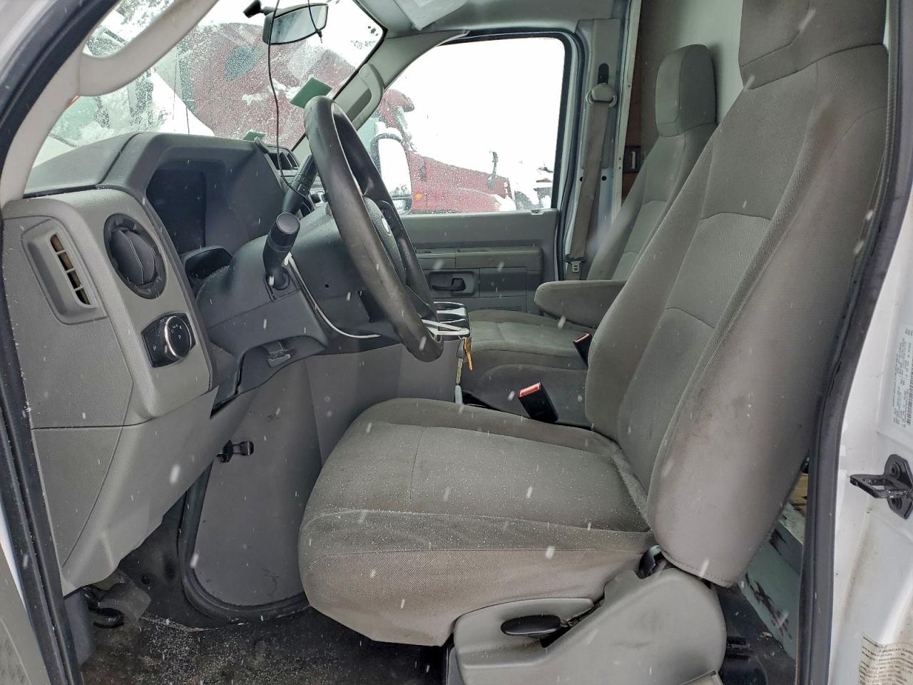 Ford E-450 E450 Super Duty Cutaway Van Image 4