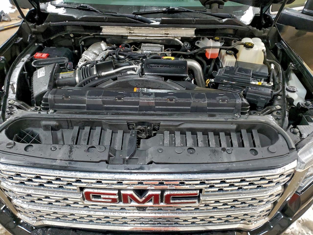 GMC Sierra K2500 Denali Image 13