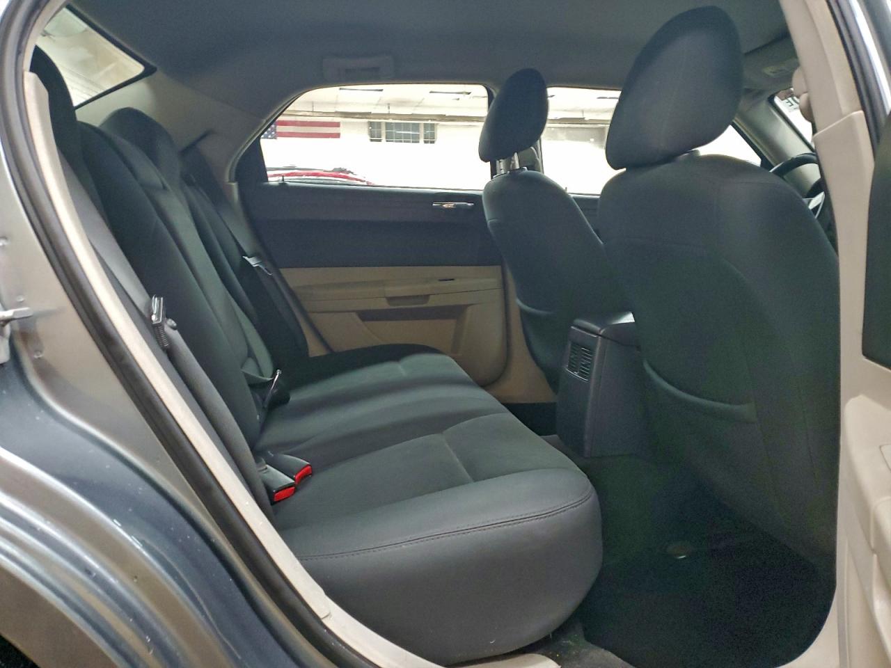 Chrysler 300 Image 8