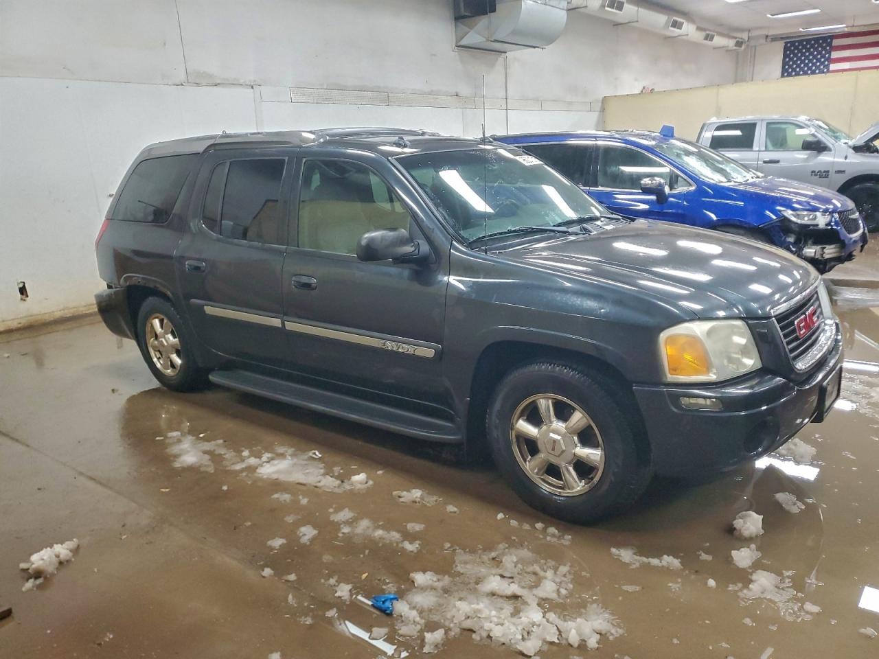 GMC Envoy Xuv Image 3
