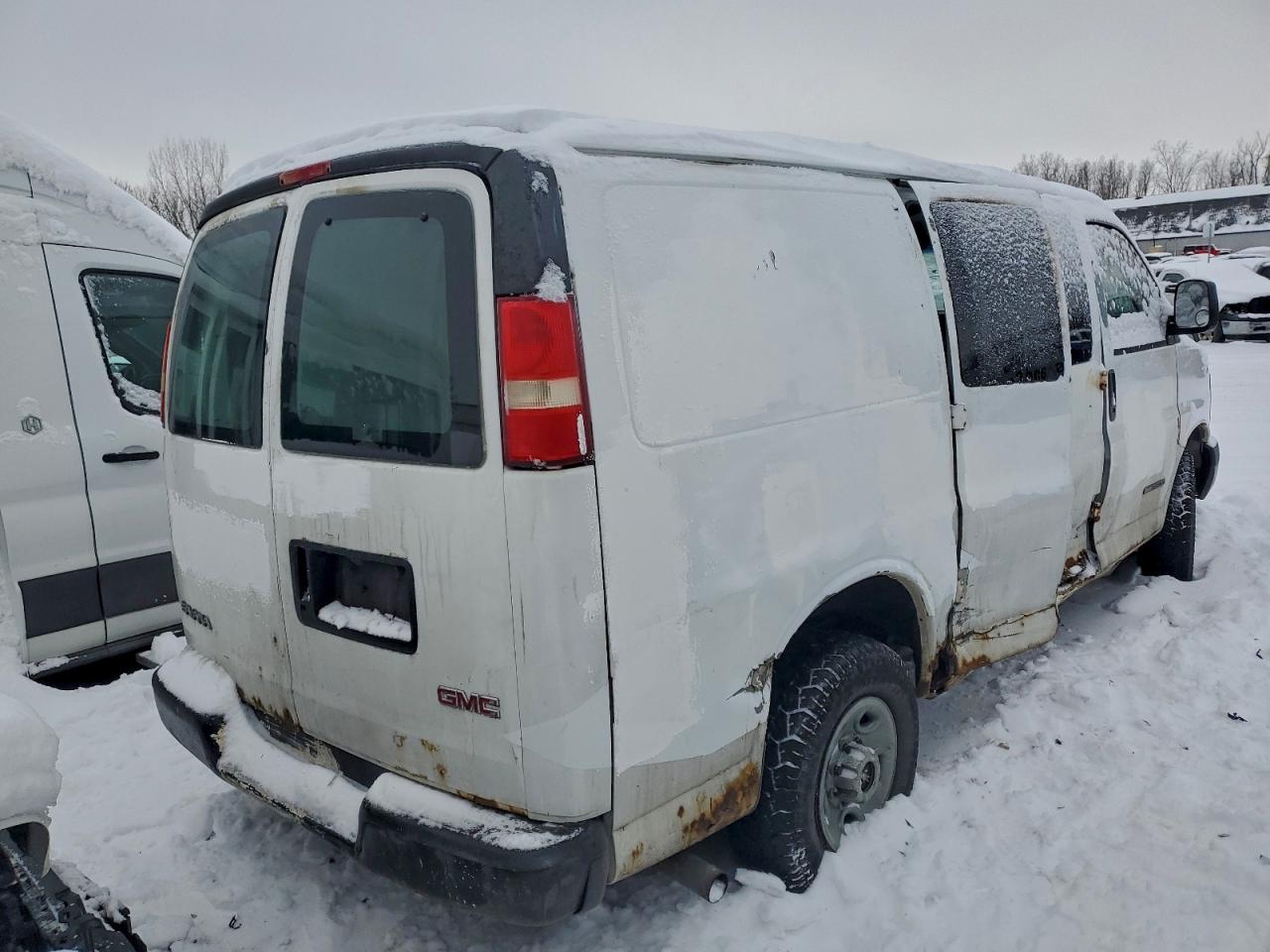 GMC Savana G2500 Image 8