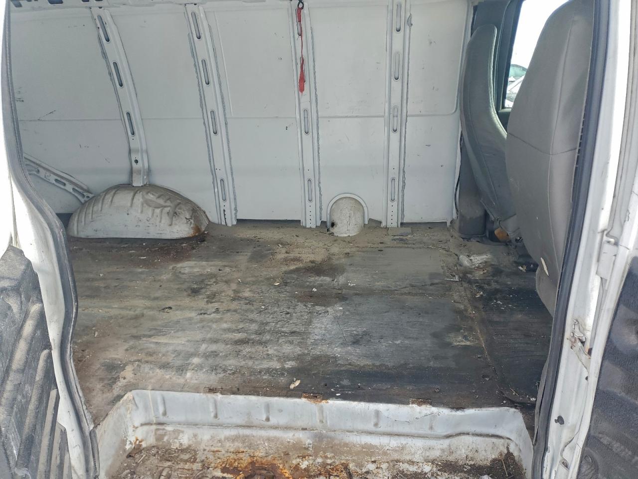 GMC Savana G2500 Image 12