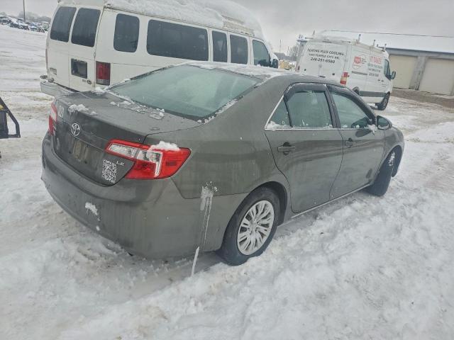 Toyota Camry Base Image 3