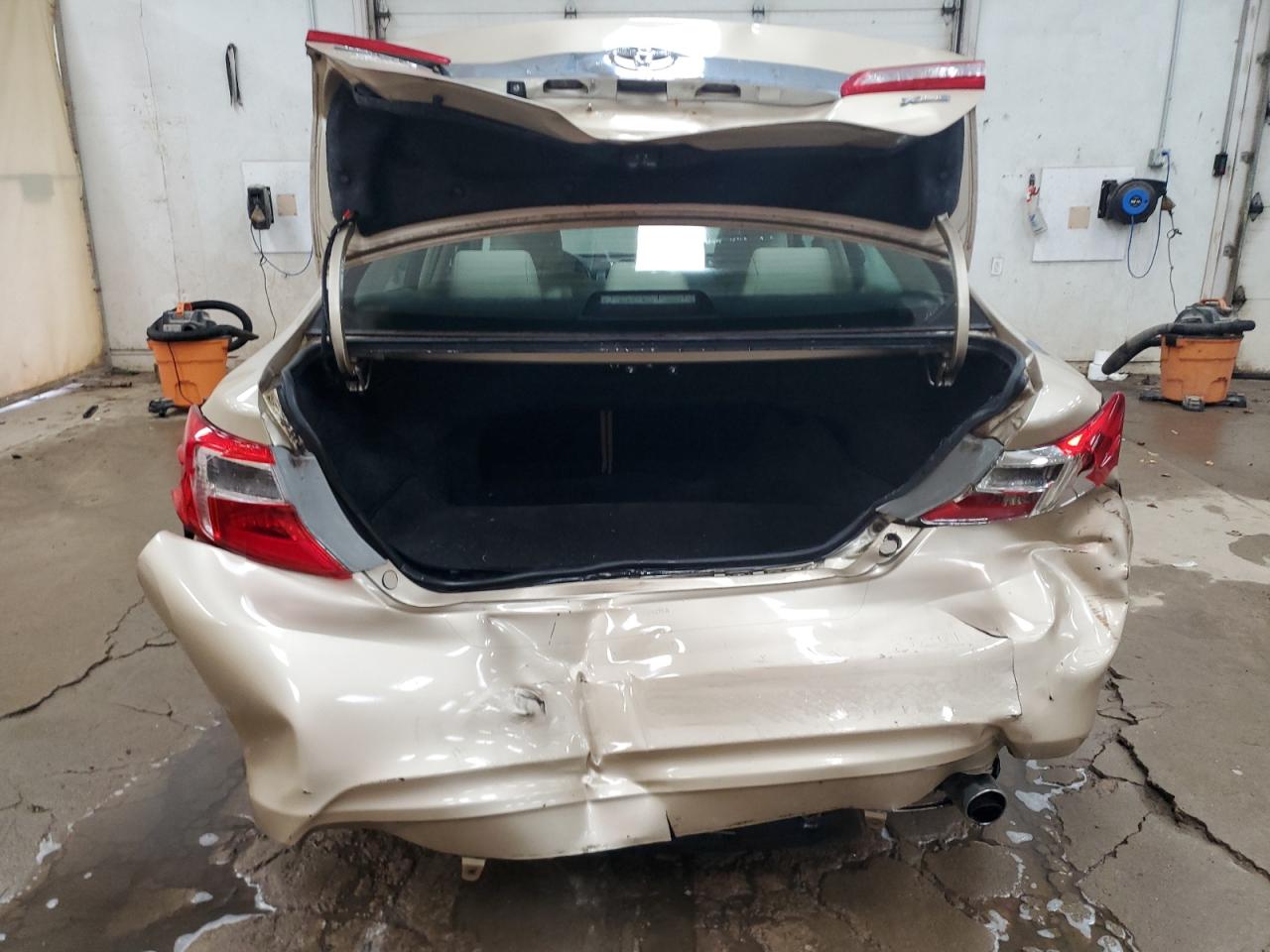 Toyota Camry Base Image 8