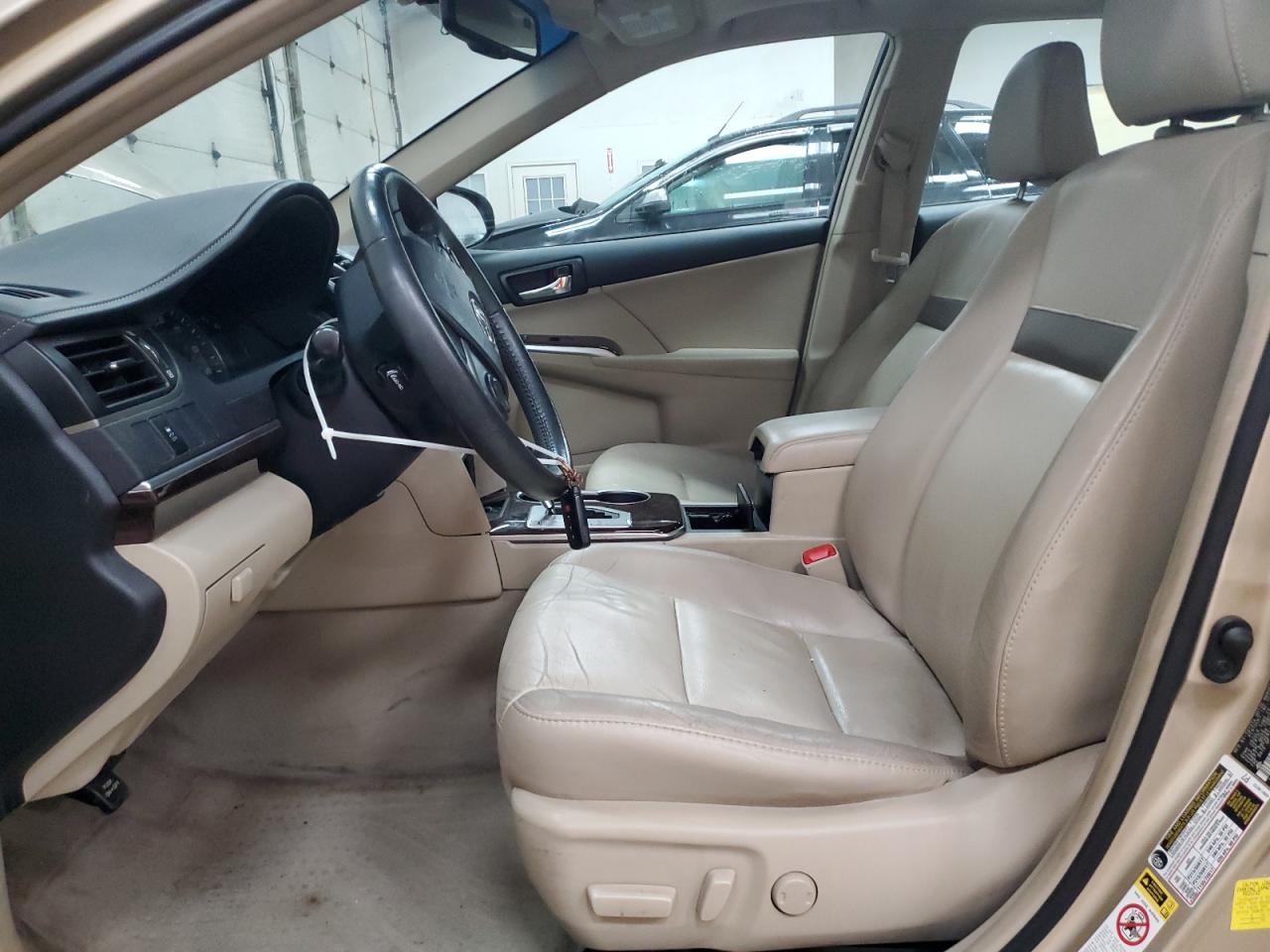 Toyota Camry Base Image 7