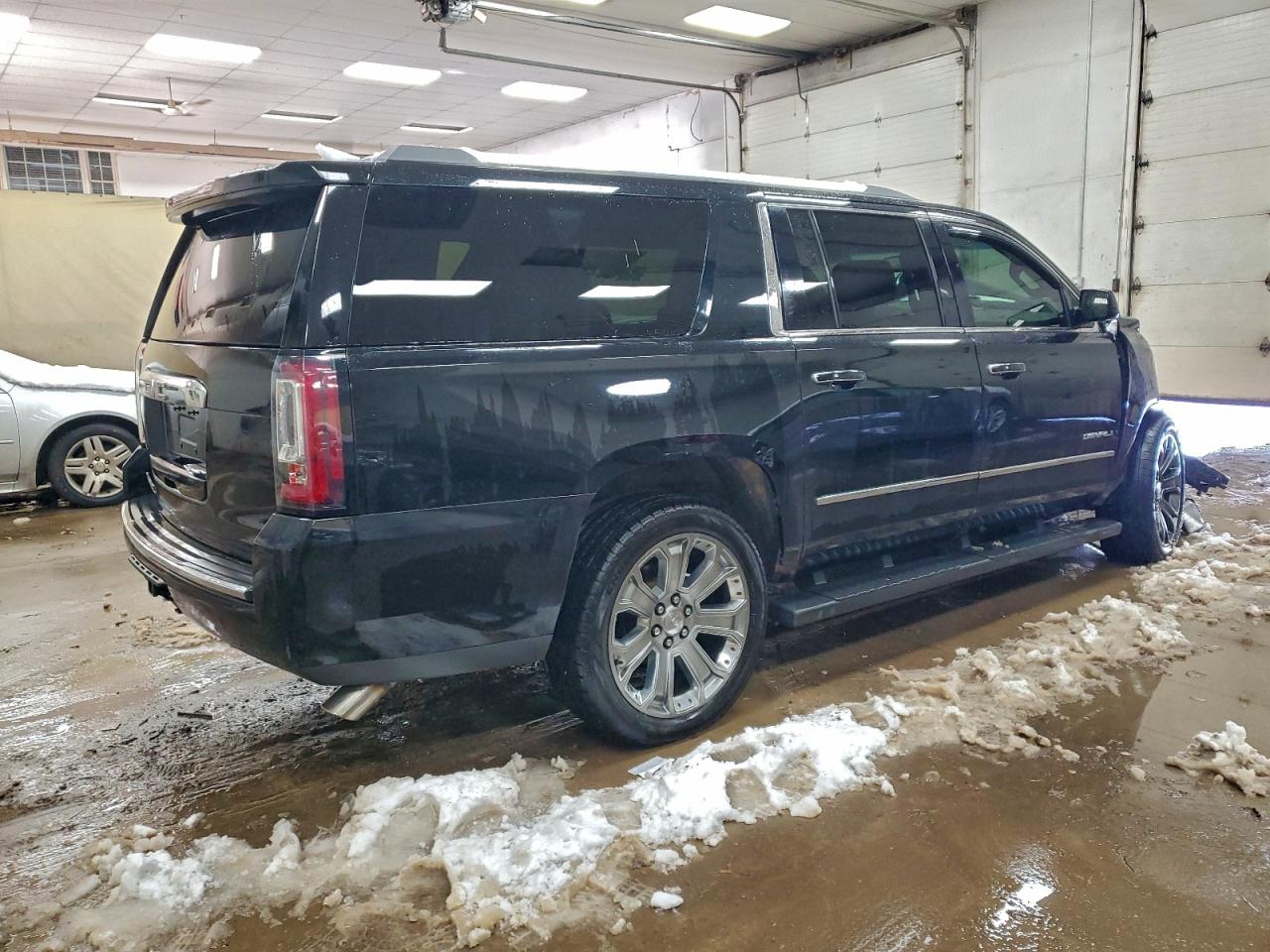 GMC Yukon Denali Image 12