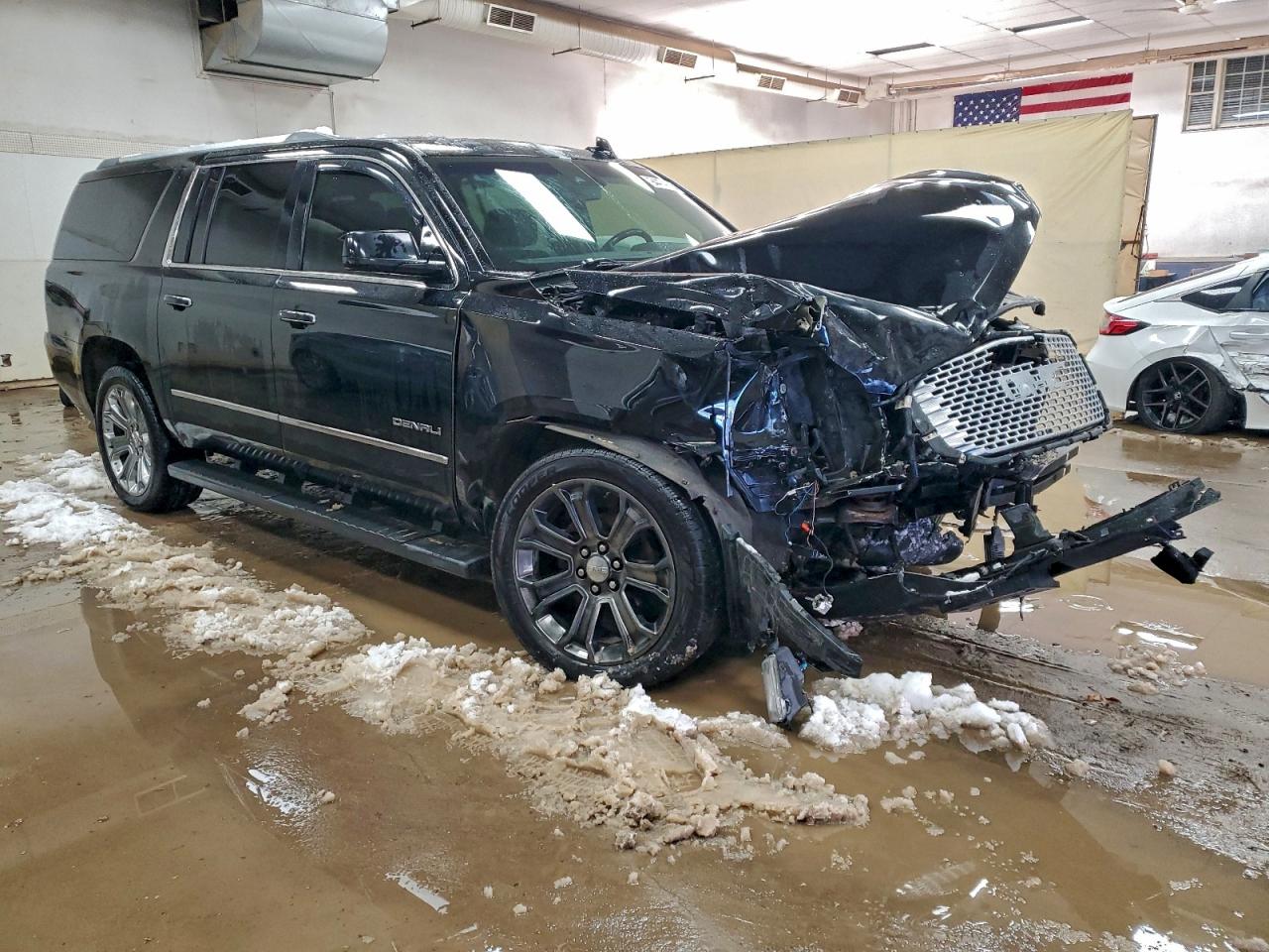 GMC Yukon Denali Image 4