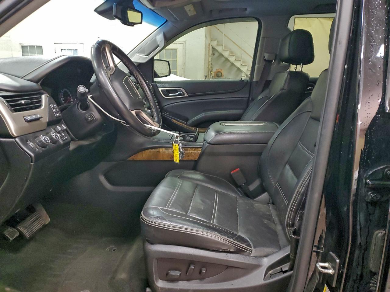 GMC Yukon Denali Image 3