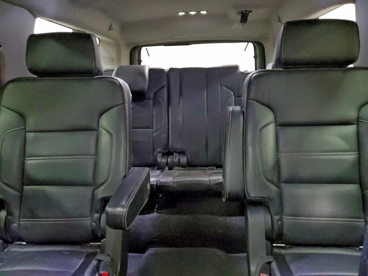 GMC Yukon Denali Image 9