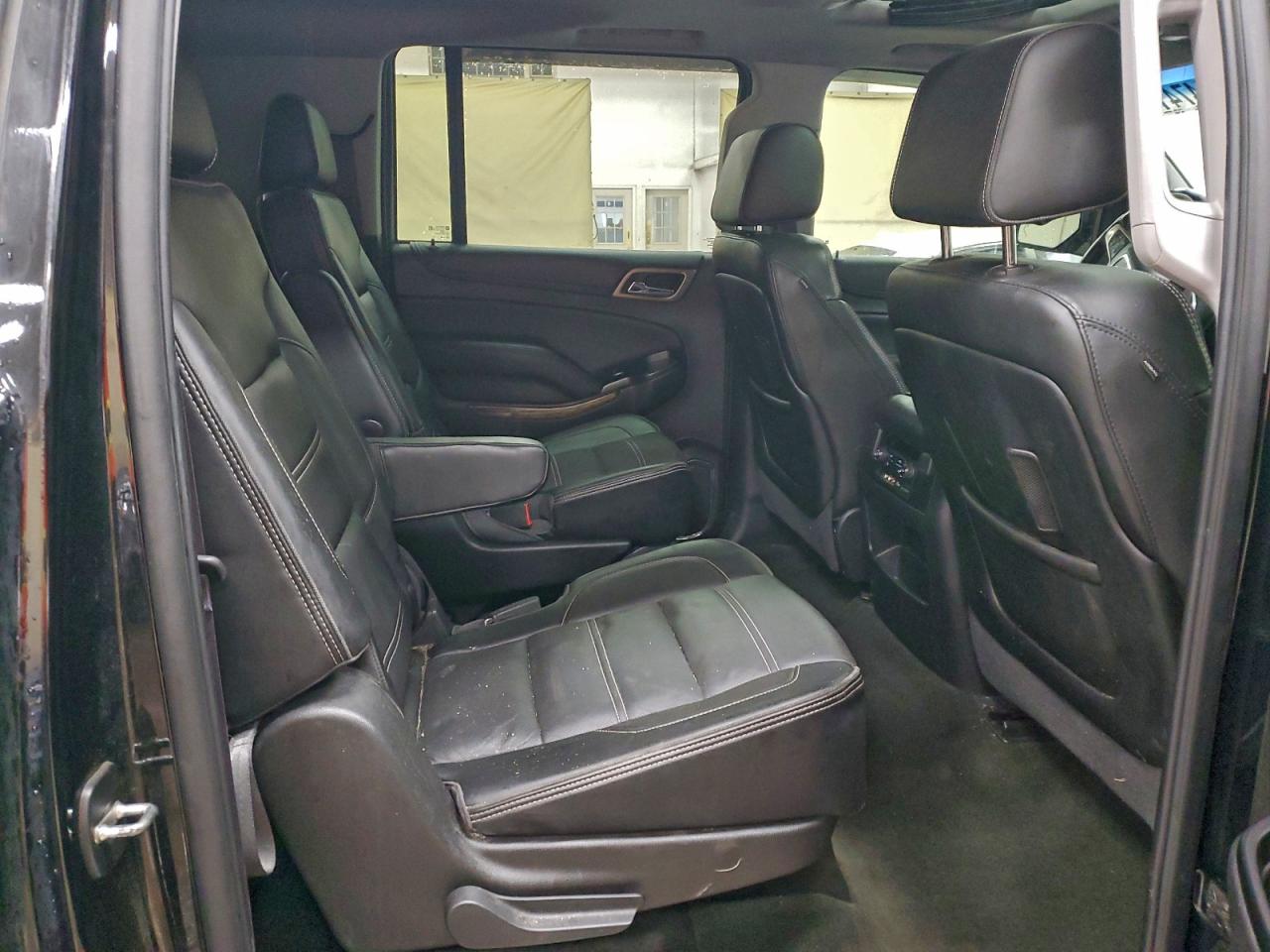 GMC Yukon Denali Image 10