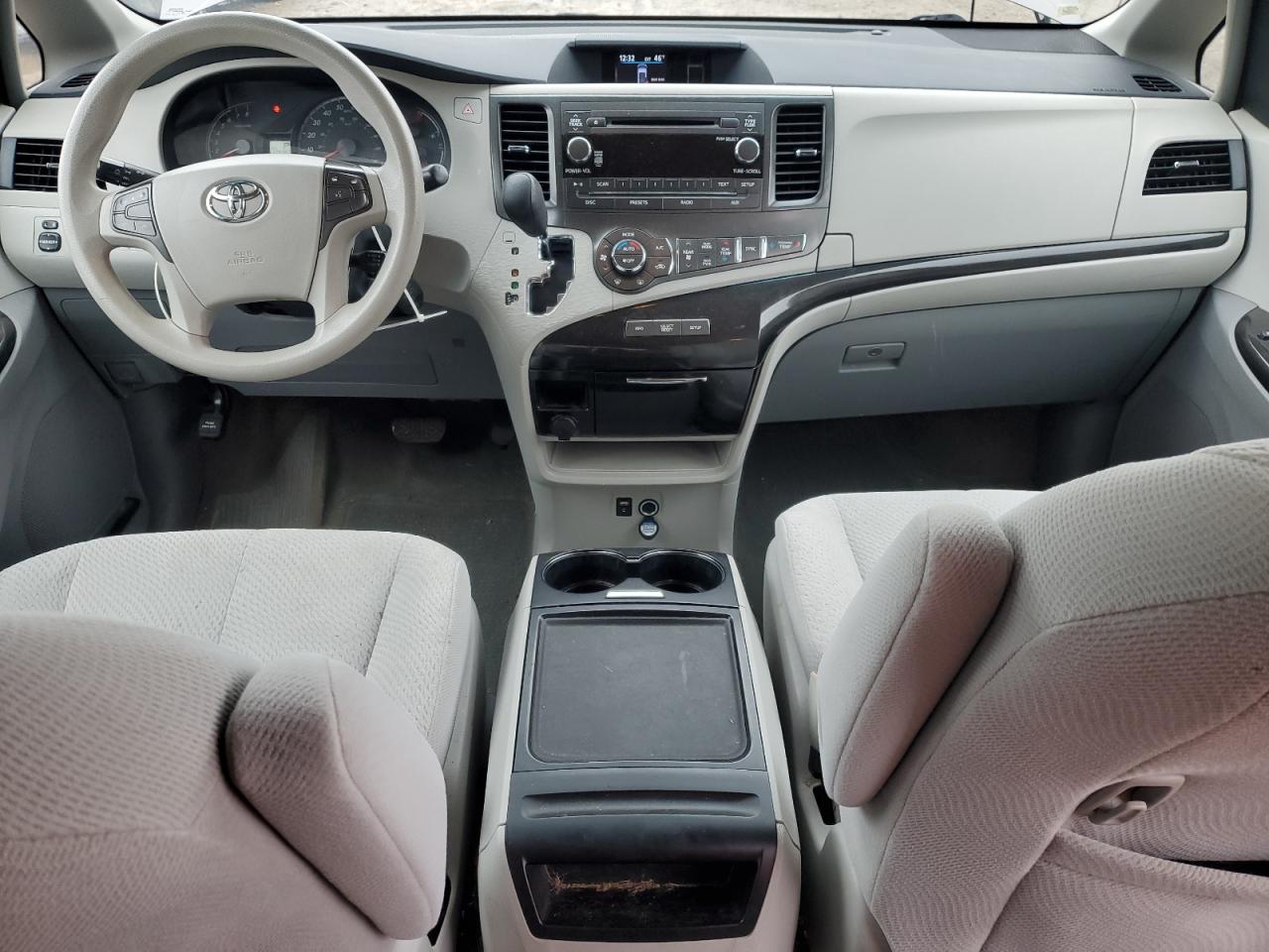 Toyota Sienna Le Image 13