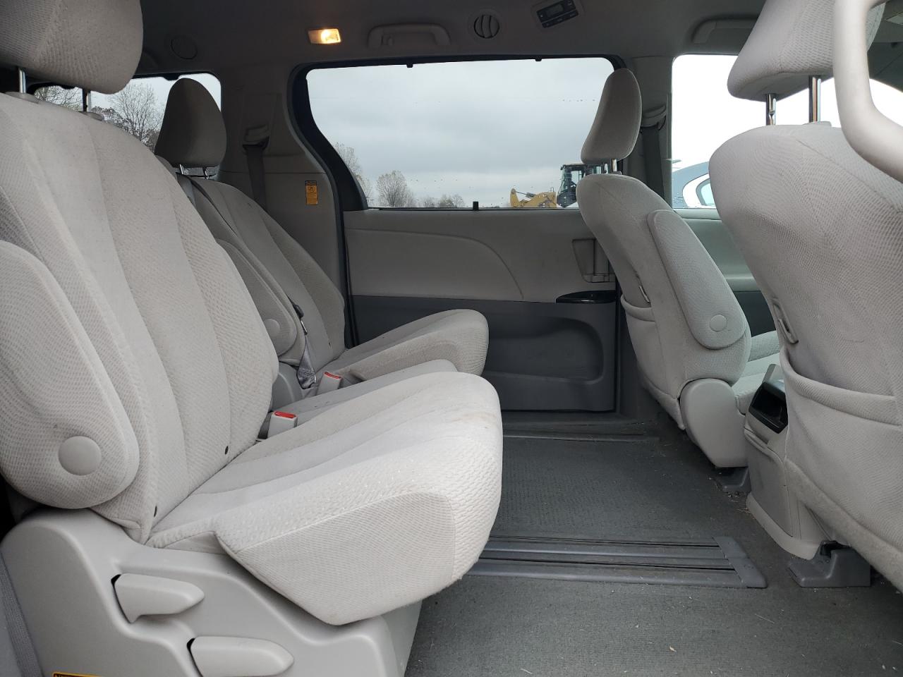 Toyota Sienna Le Image 8