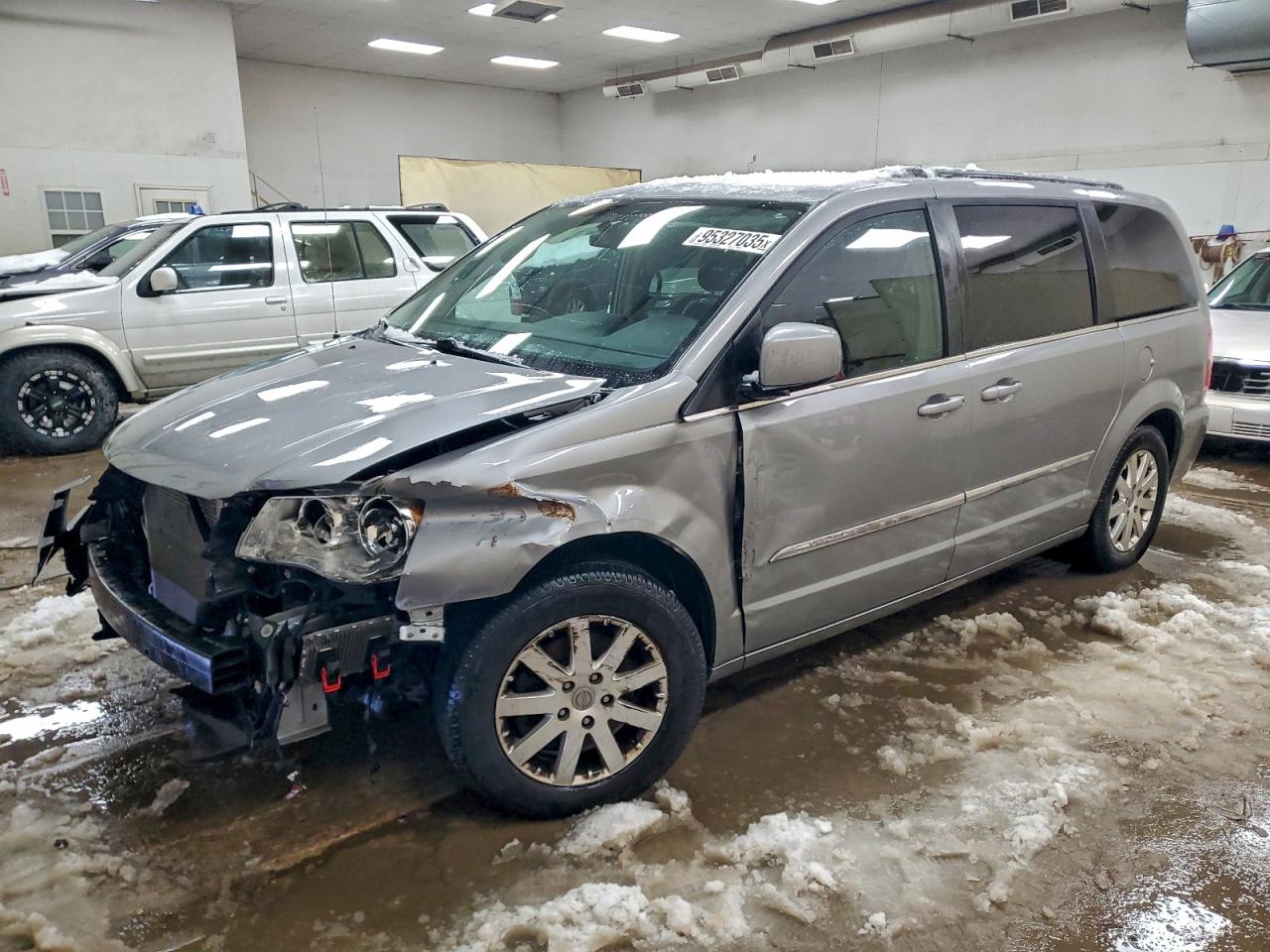 Chrysler Minivan Touring Image 1