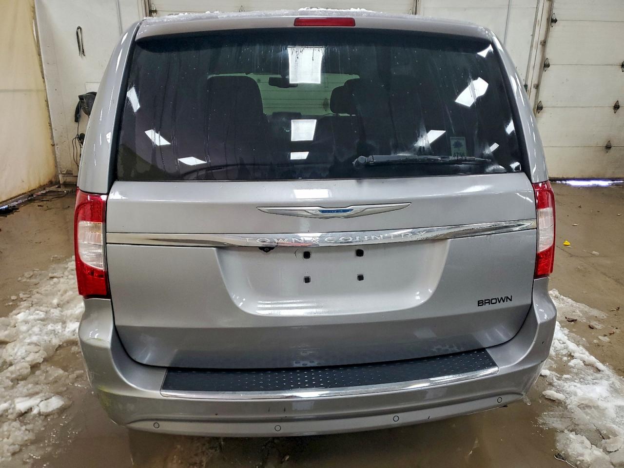 Chrysler Minivan Touring Image 8