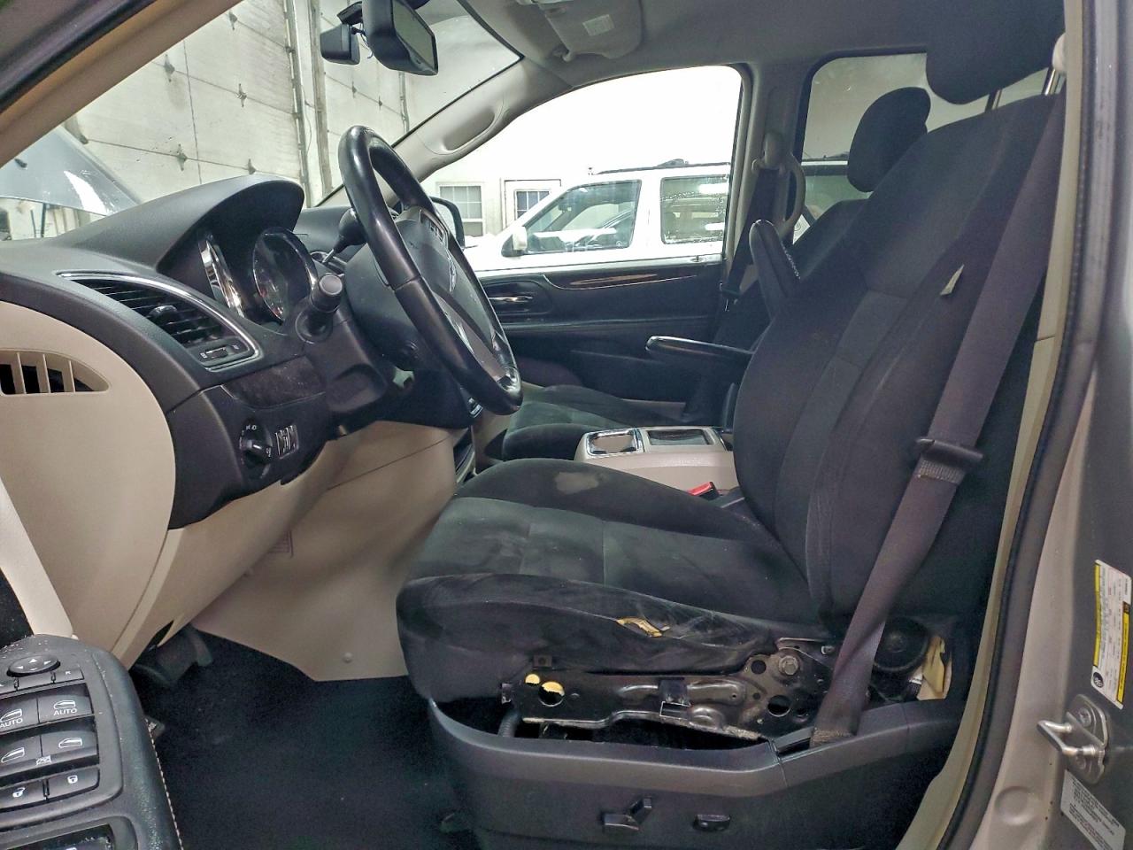 Chrysler Minivan Touring Image 7