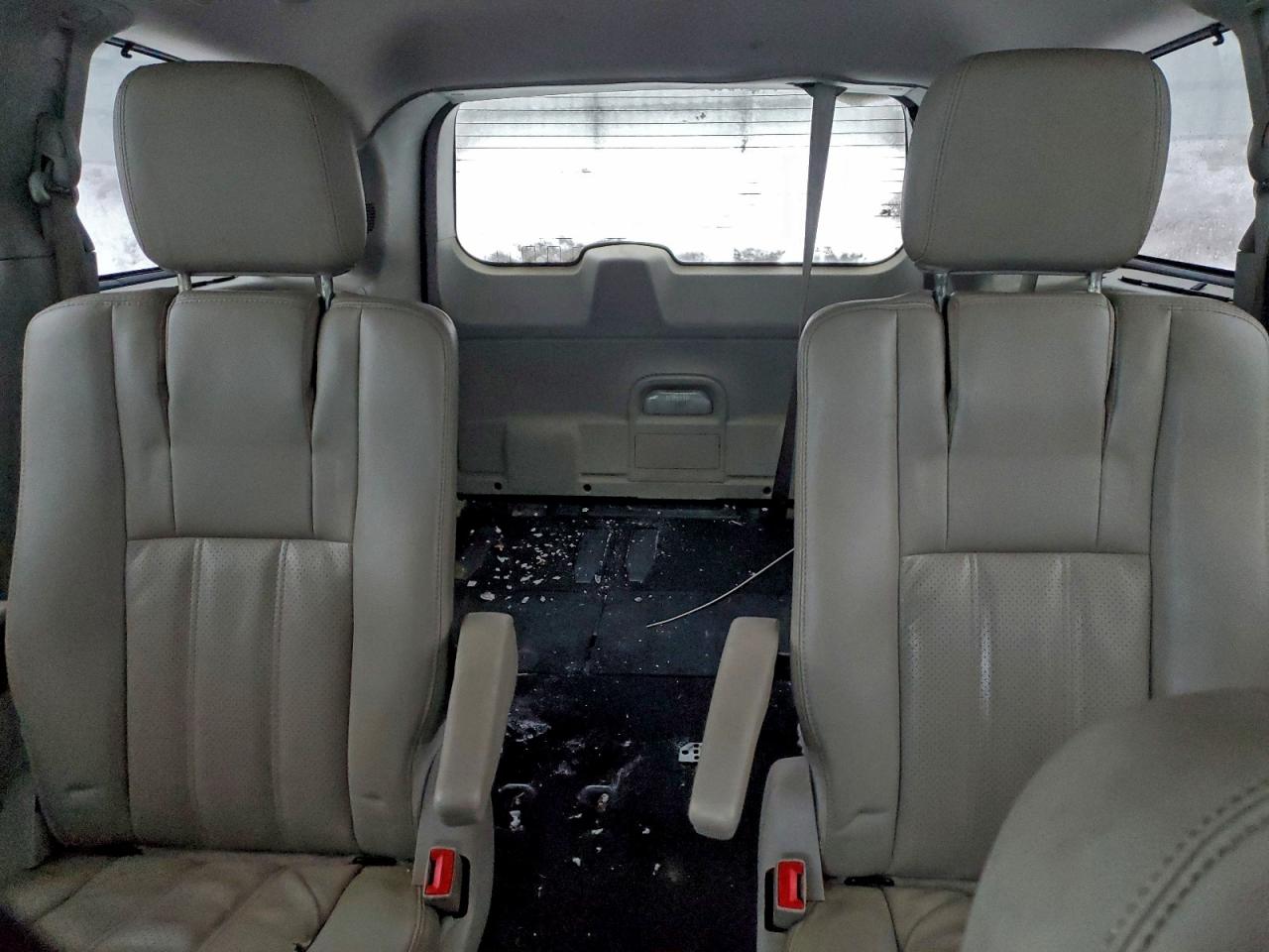 Chrysler Minivan Touring L Image 2