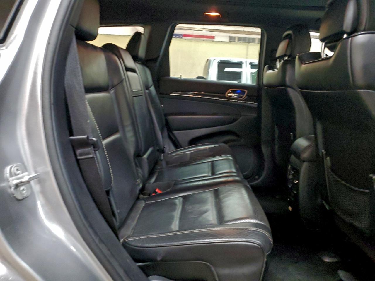 Jeep Grand Cherokee Overland Image 12