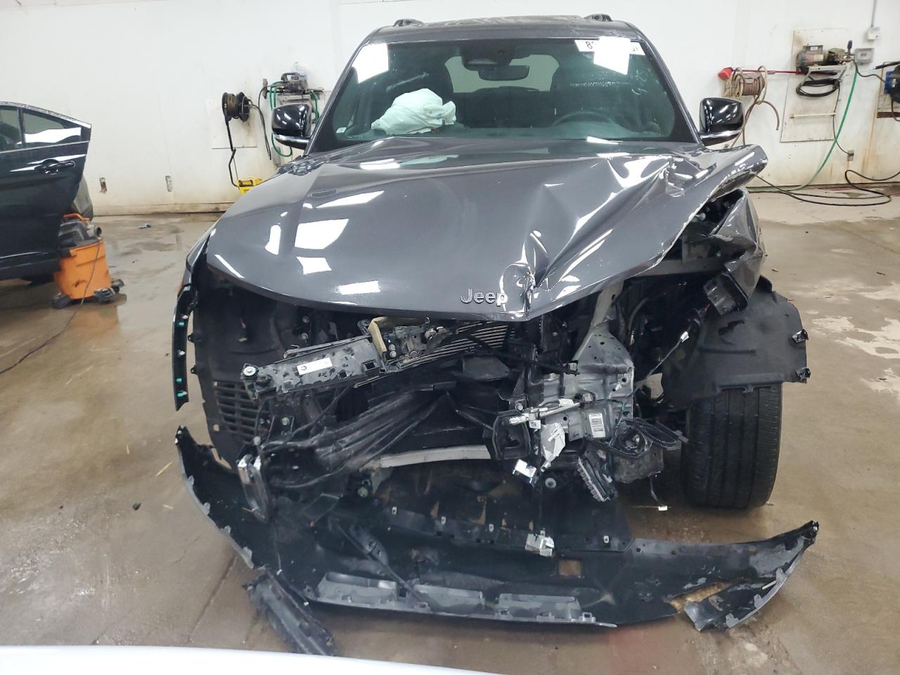 Jeep Grand Cherokee L Overland Image 12