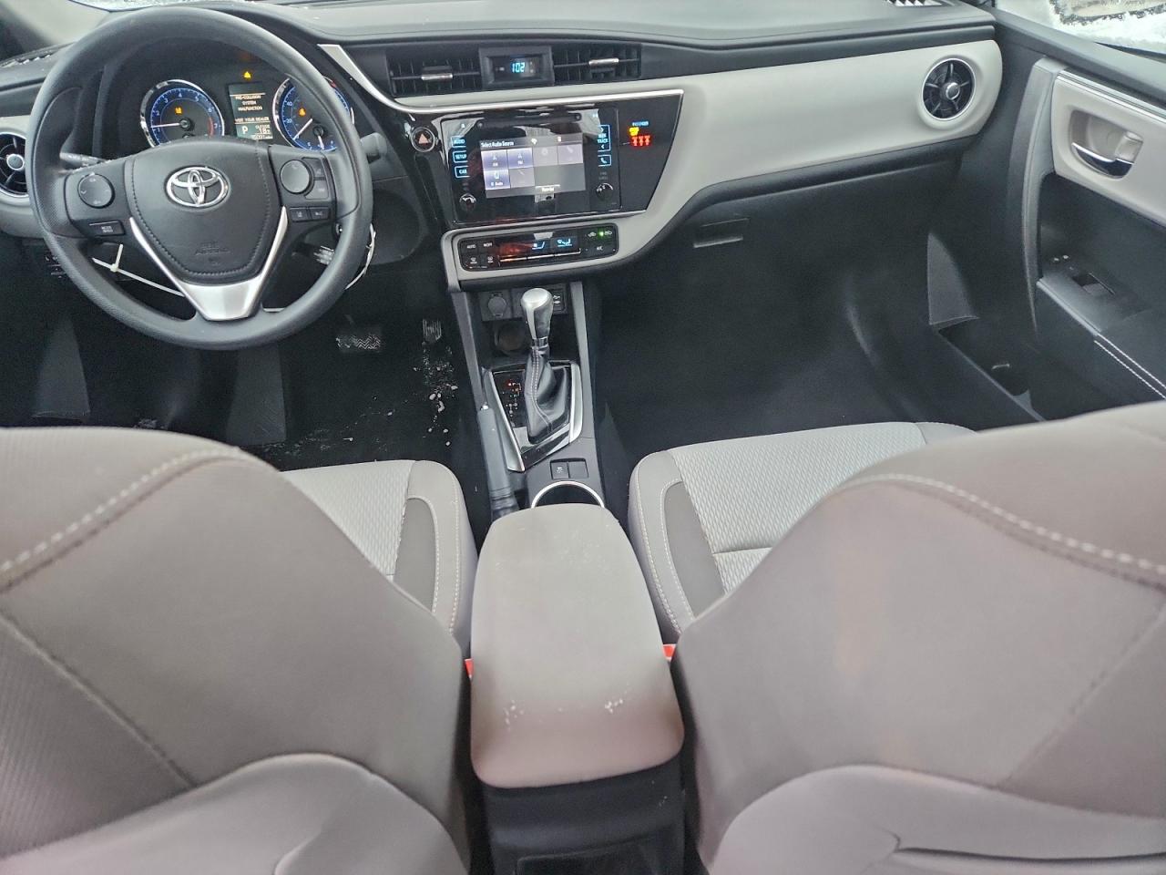 Toyota Corolla L Image 11
