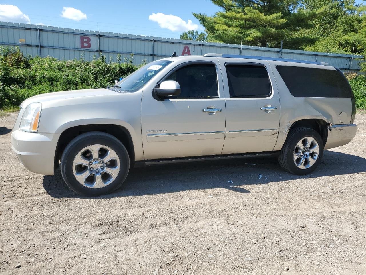 GMC Yukon Denali Image 1