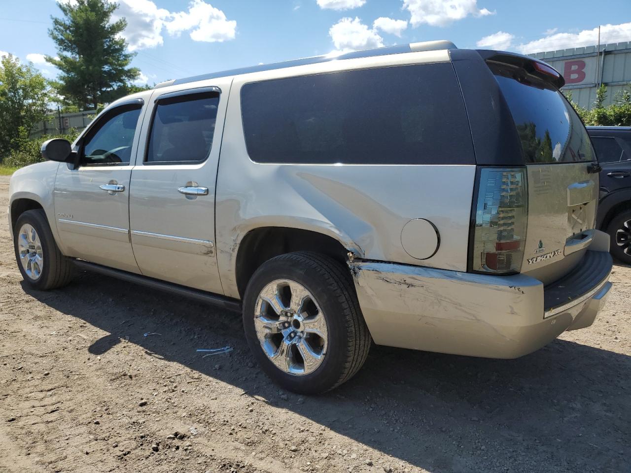 GMC Yukon Denali Image 2