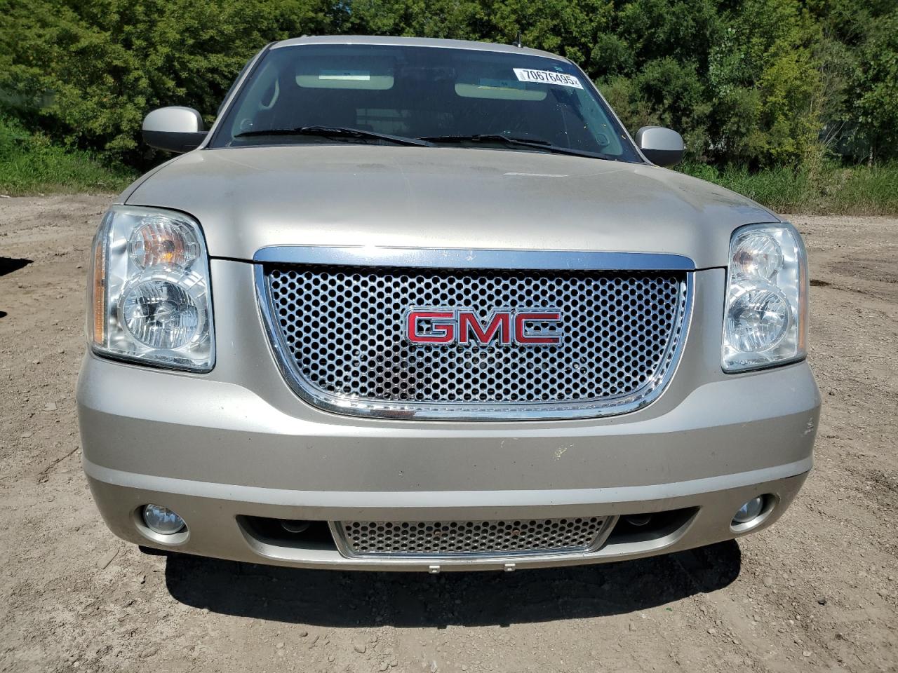 GMC Yukon Denali Image 3