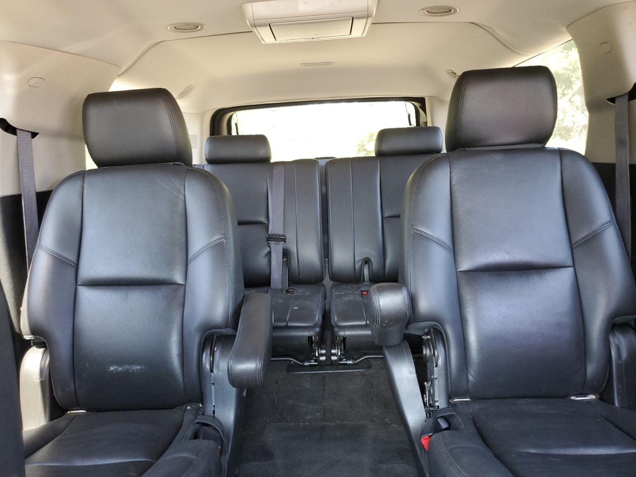 GMC Yukon Denali Image 8