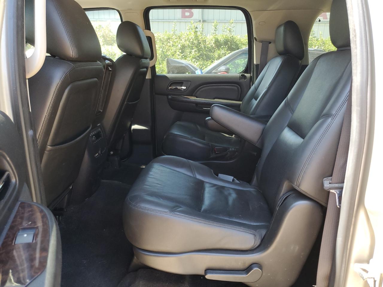 GMC Yukon Denali Image 11