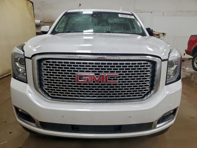 GMC Yukon Denali Image 4