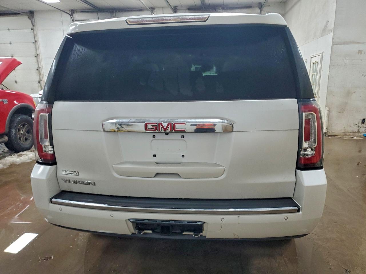 GMC Yukon Denali Image 6