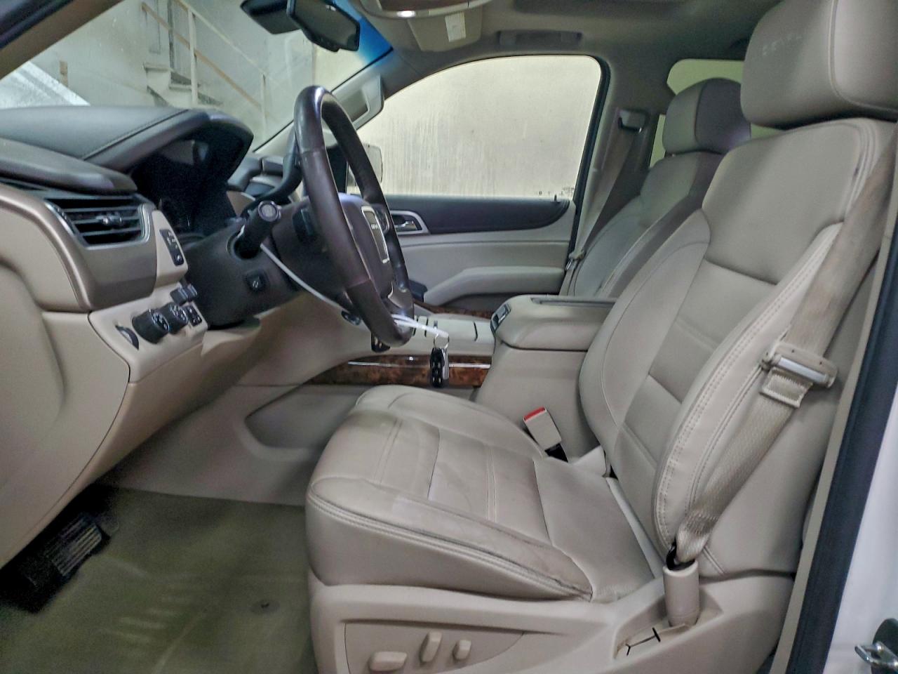 GMC Yukon Denali Image 12