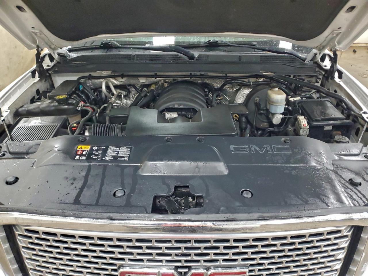 GMC Yukon Denali Image 10