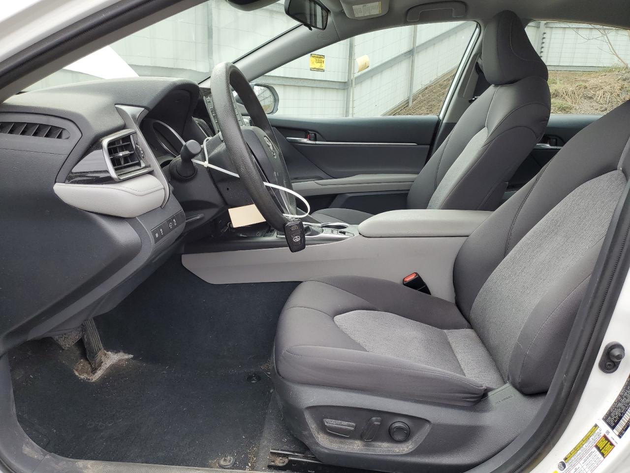 Toyota Camry Le Image 10