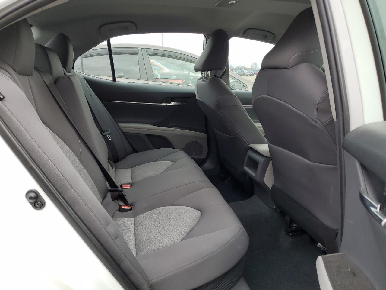 Toyota Camry Le Image 7