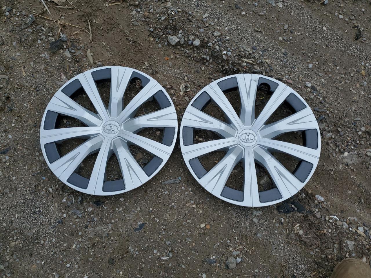 Toyota Camry Le Image 9