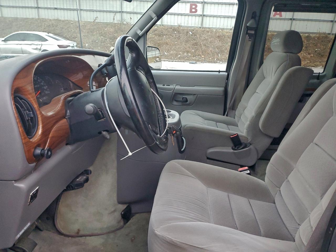 Ford Econoline E150 Van Image 2