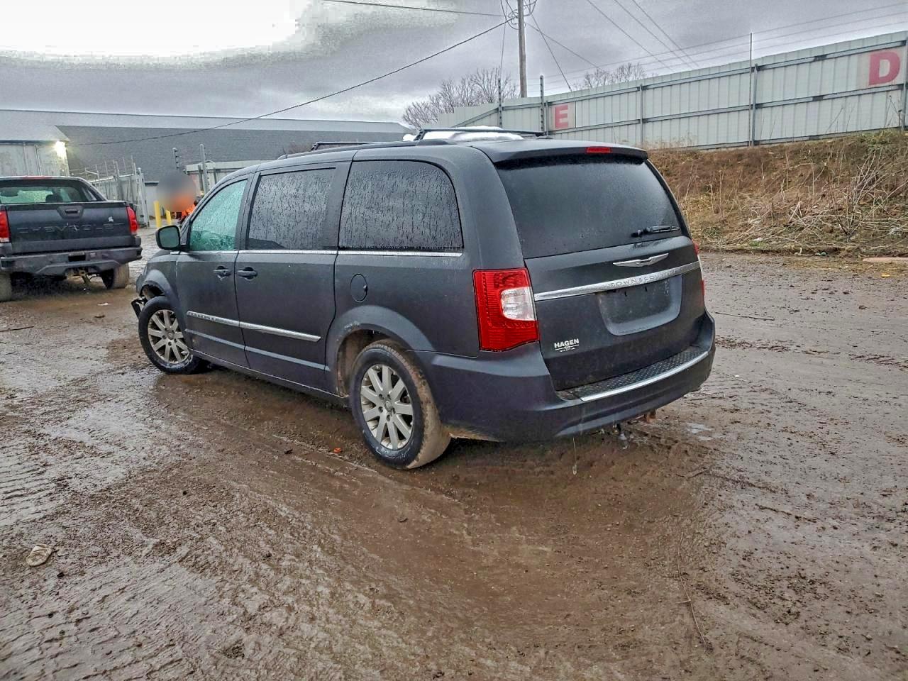 Chrysler Minivan Touring L Image 2