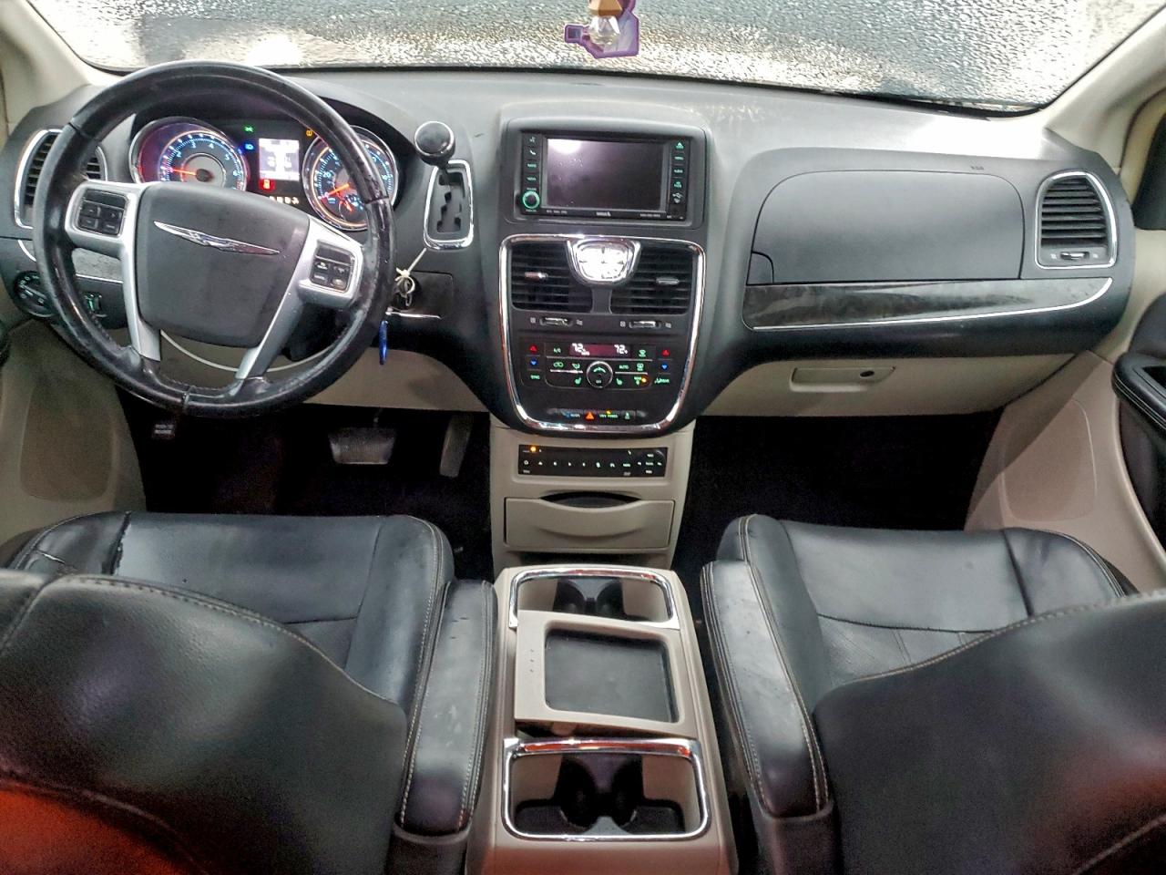 Chrysler Minivan Touring L Image 13