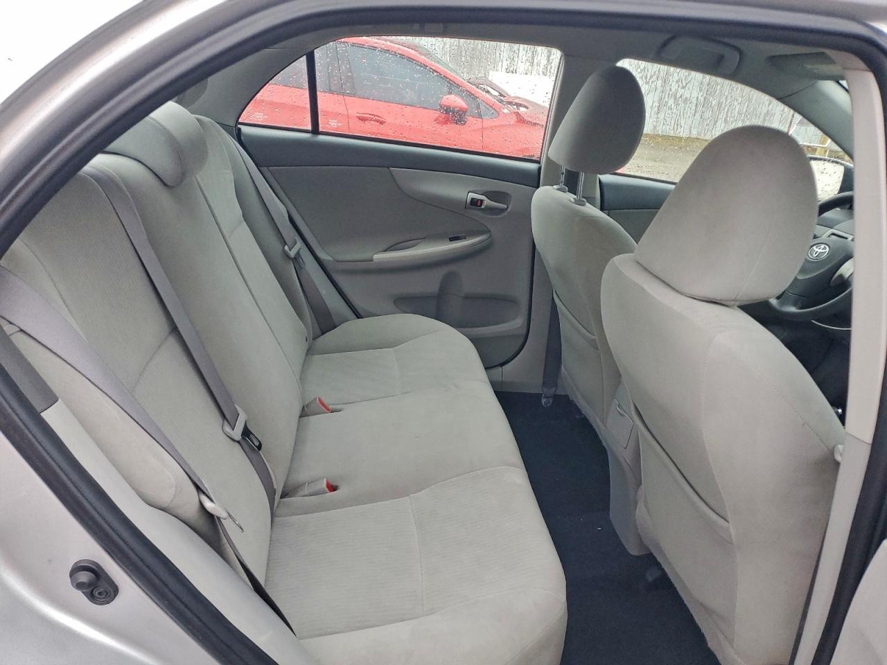 Toyota Corolla Base Image 9