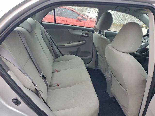 Toyota Corolla Base Image 9