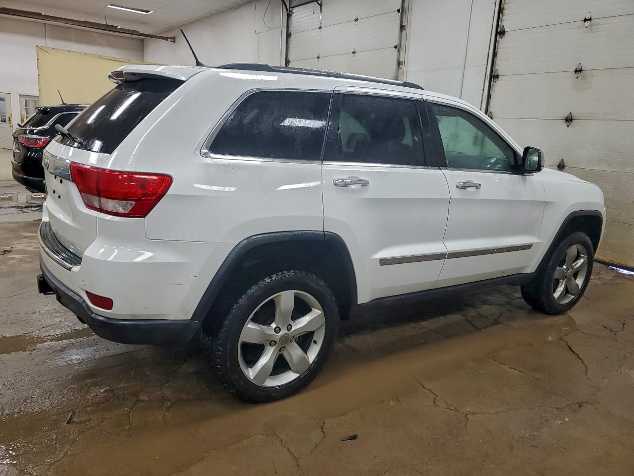 Jeep Grand Cherokee Overland Image 2