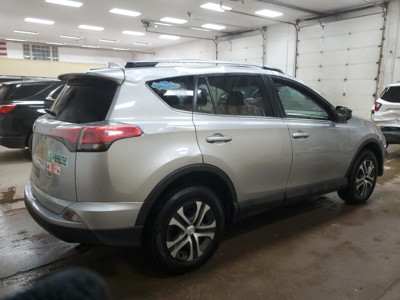Toyota RAV4 Le Image 9