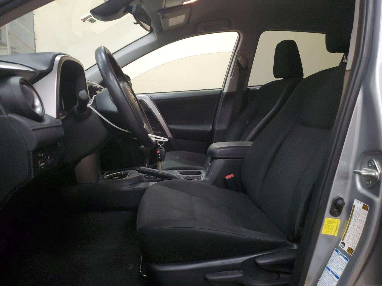 Toyota RAV4 Le Image 2