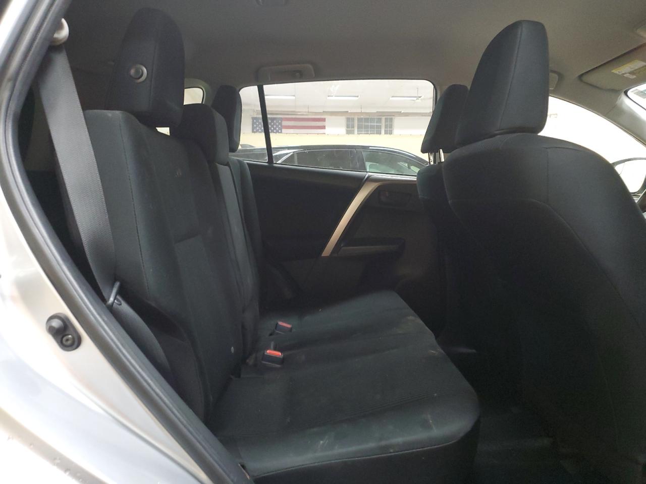 Toyota RAV4 Le Image 10