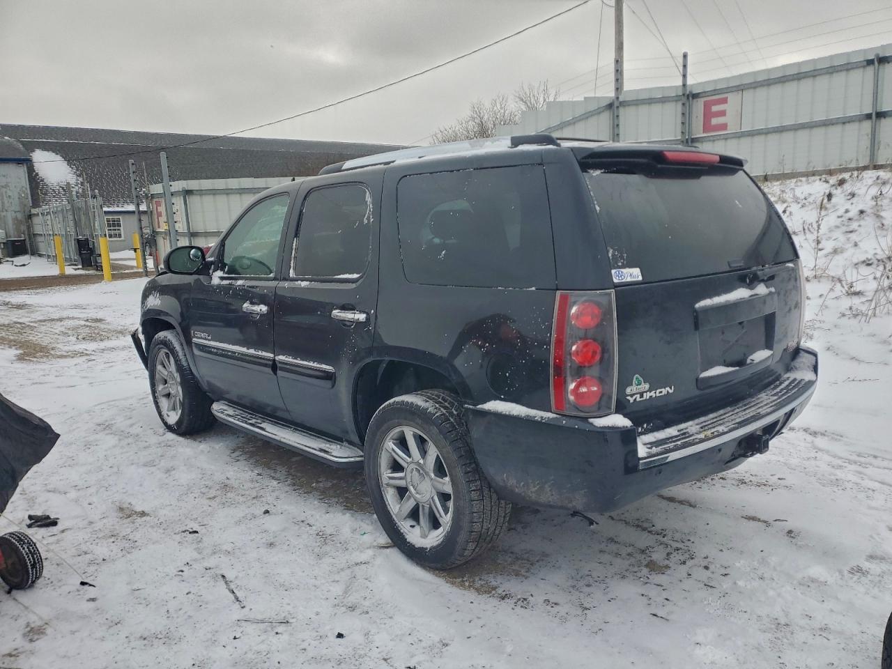 GMC Yukon Denali Image 5